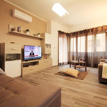 Eur Bright Spacious Terraced Apartment With Private Parking Only For Small Cars 罗马 外观 照片