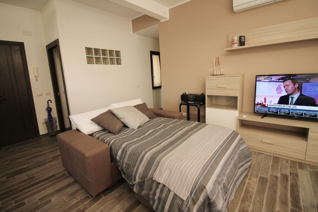 Eur Bright Spacious Terraced Apartment With Private Parking Only For Small Cars 罗马 外观 照片