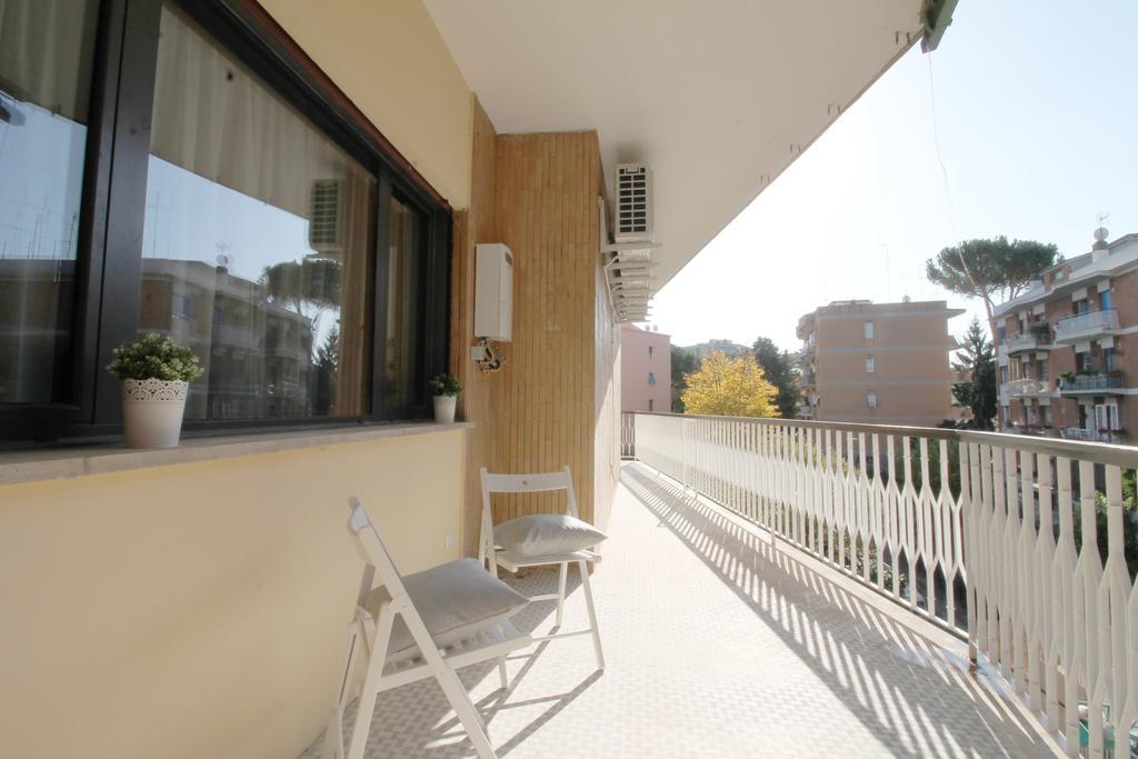 Eur Bright Spacious Terraced Apartment With Private Parking Only For Small Cars 罗马 外观 照片