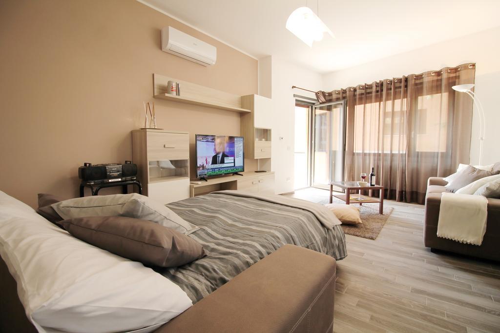 Eur Bright Spacious Terraced Apartment With Private Parking Only For Small Cars 罗马 外观 照片