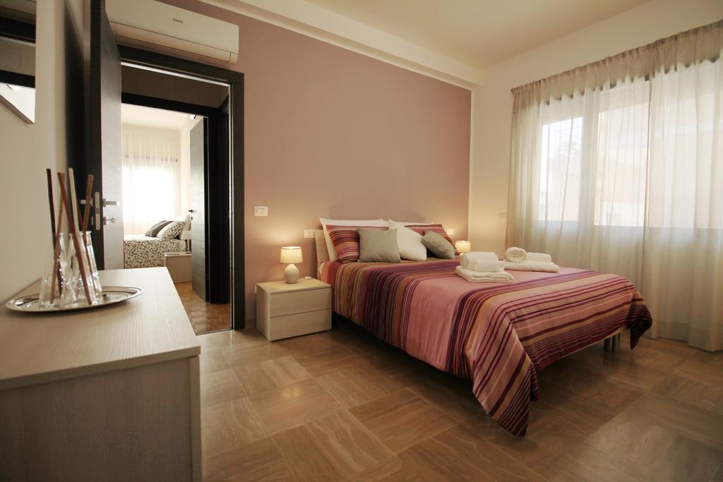 Eur Bright Spacious Terraced Apartment With Private Parking Only For Small Cars 罗马 外观 照片