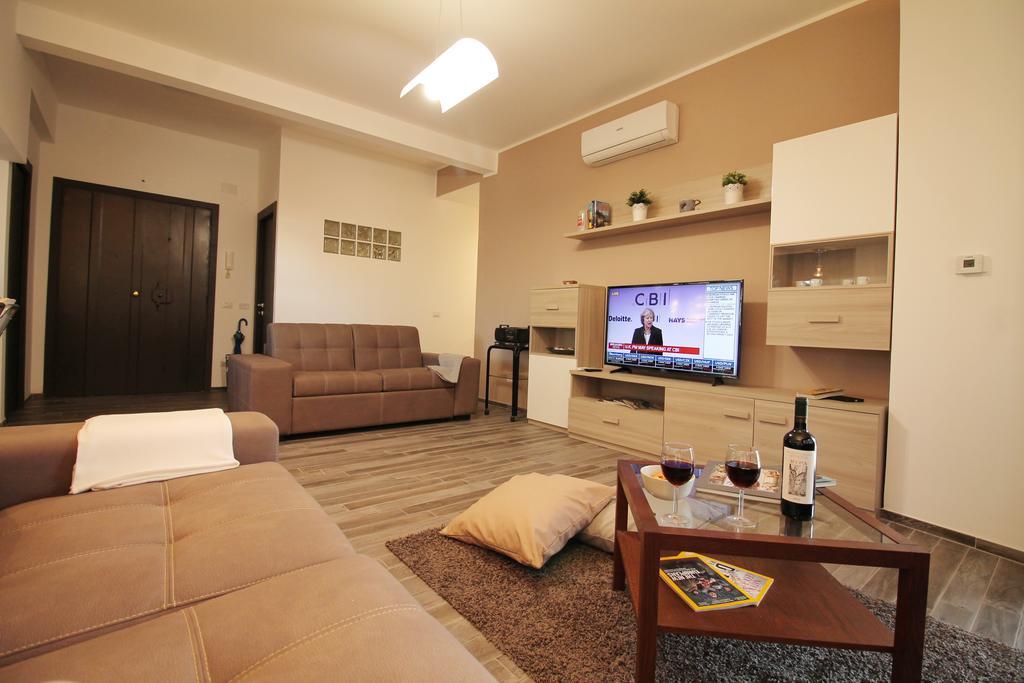 Eur Bright Spacious Terraced Apartment With Private Parking Only For Small Cars 罗马 外观 照片