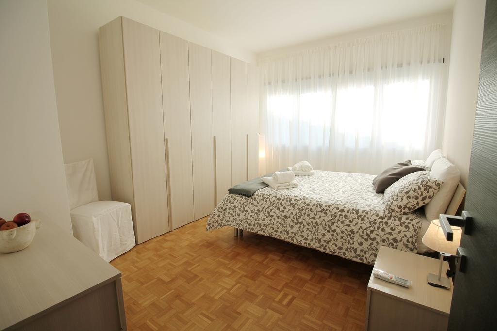 Eur Bright Spacious Terraced Apartment With Private Parking Only For Small Cars 罗马 外观 照片